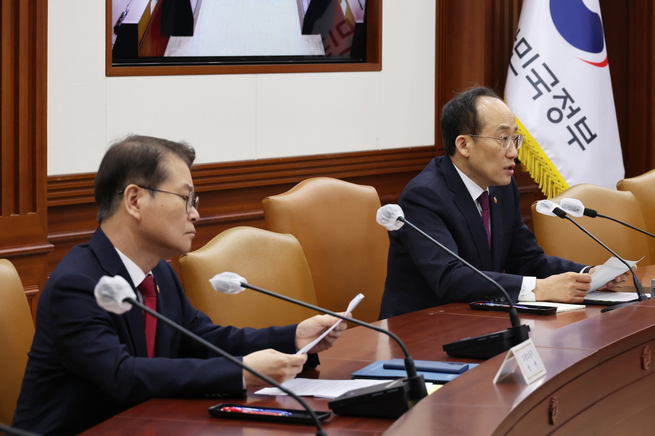 추경호 경제부총리 겸 기획재정부 장관(오른쪽)이 8일 정부서울청사에서 열린 비상경제장관회의를 주재하고 있다. 이정식 고용노동부 장관(왼쪽)은 이날 회의에서 ‘조선업 상생 패키지 지원사업 추진계획’을 보고했다. [연합]