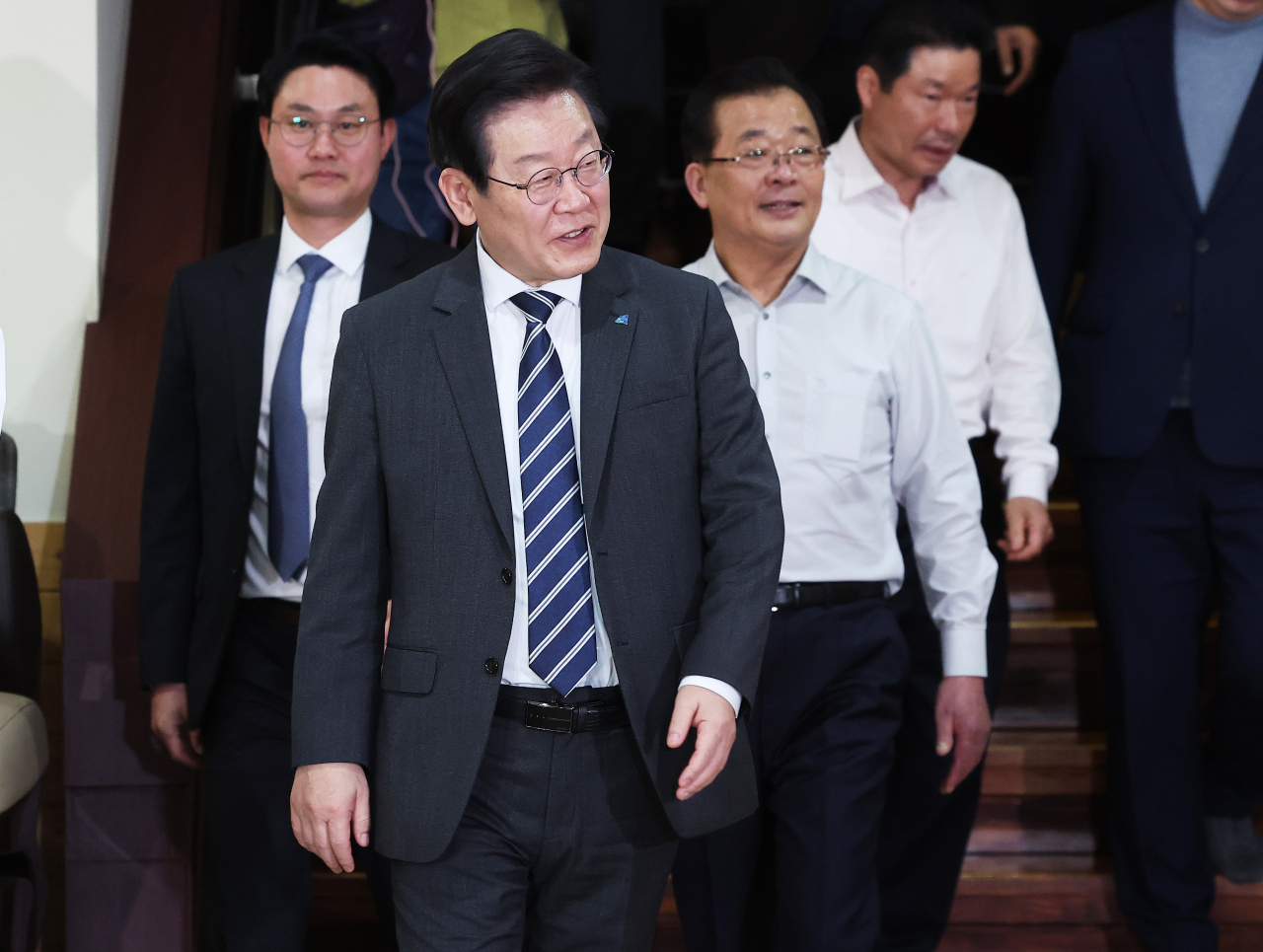 이재명 더불어민주당 대표가 7일 오후 경기도 안양시 만안구의 한 사우나에서 열린 소상공인 에너지 지원법 관련 현장간담회에 입장하고 있다. [연합]