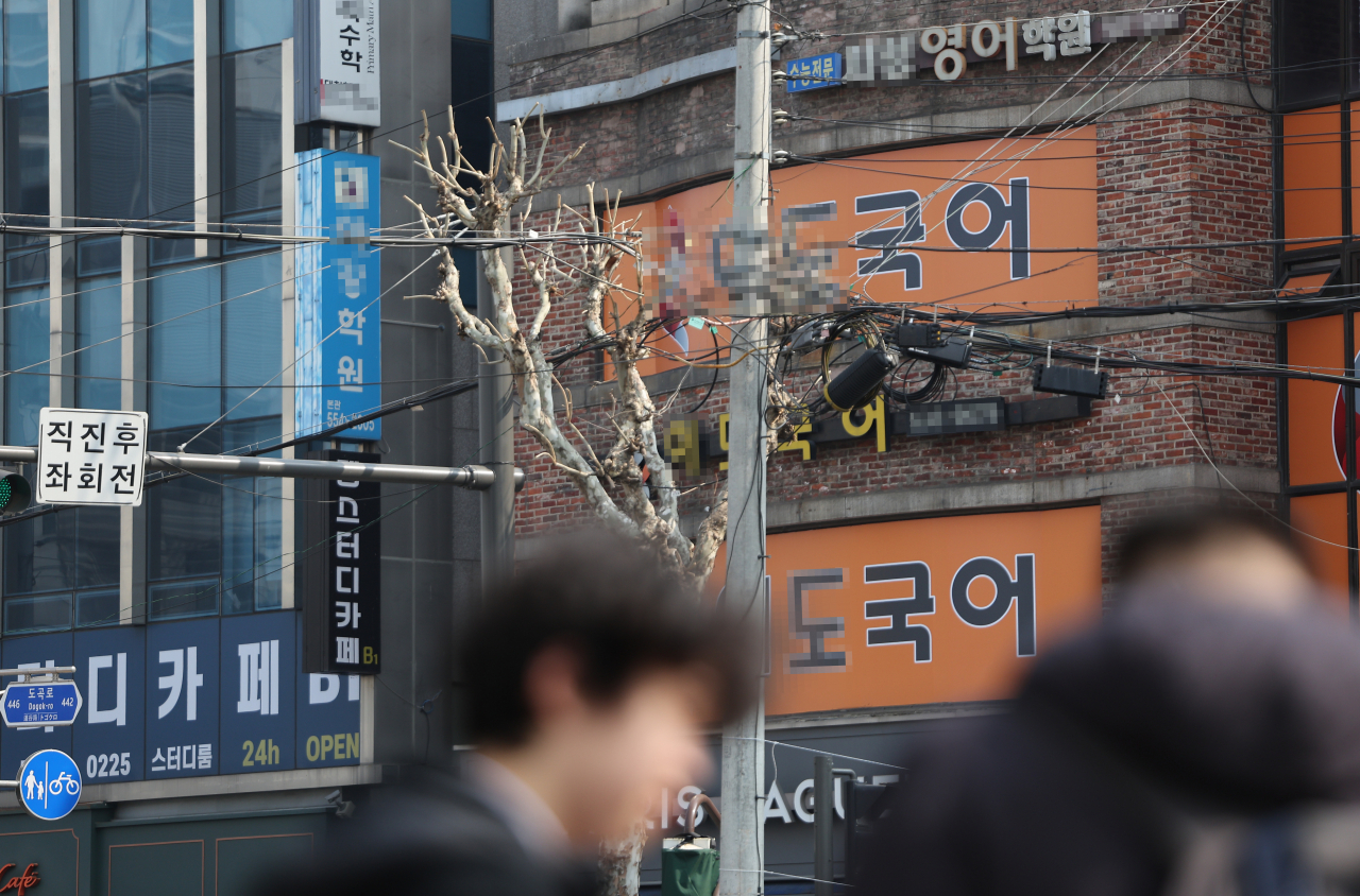 ‘코로나 세대’의 학습결손 우려가 커지면서 지난해 사교육비 총액이 역대 최고치인 26조원을 기록했다. 사진은 지난7일 오후 서울 강남구 대치동 학원가.[연합]