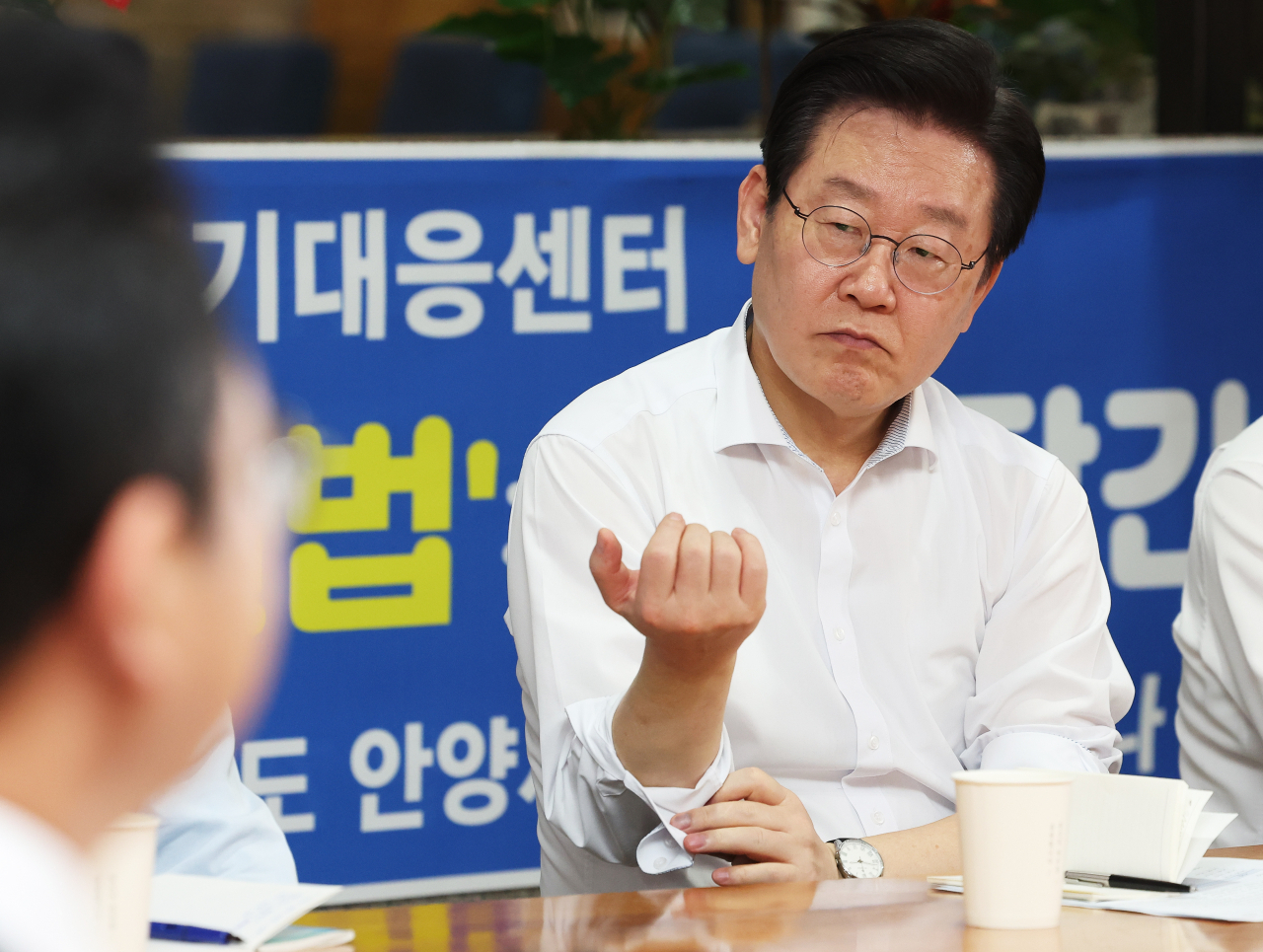 더불어민주당 이재명 대표가 7일 오후 경기도 안양시 만안구의 한 사우나에서 열린 소상공인 에너지 지원법 관련 현장간담회에서 참석자 발언을 듣고 있다. [연합]