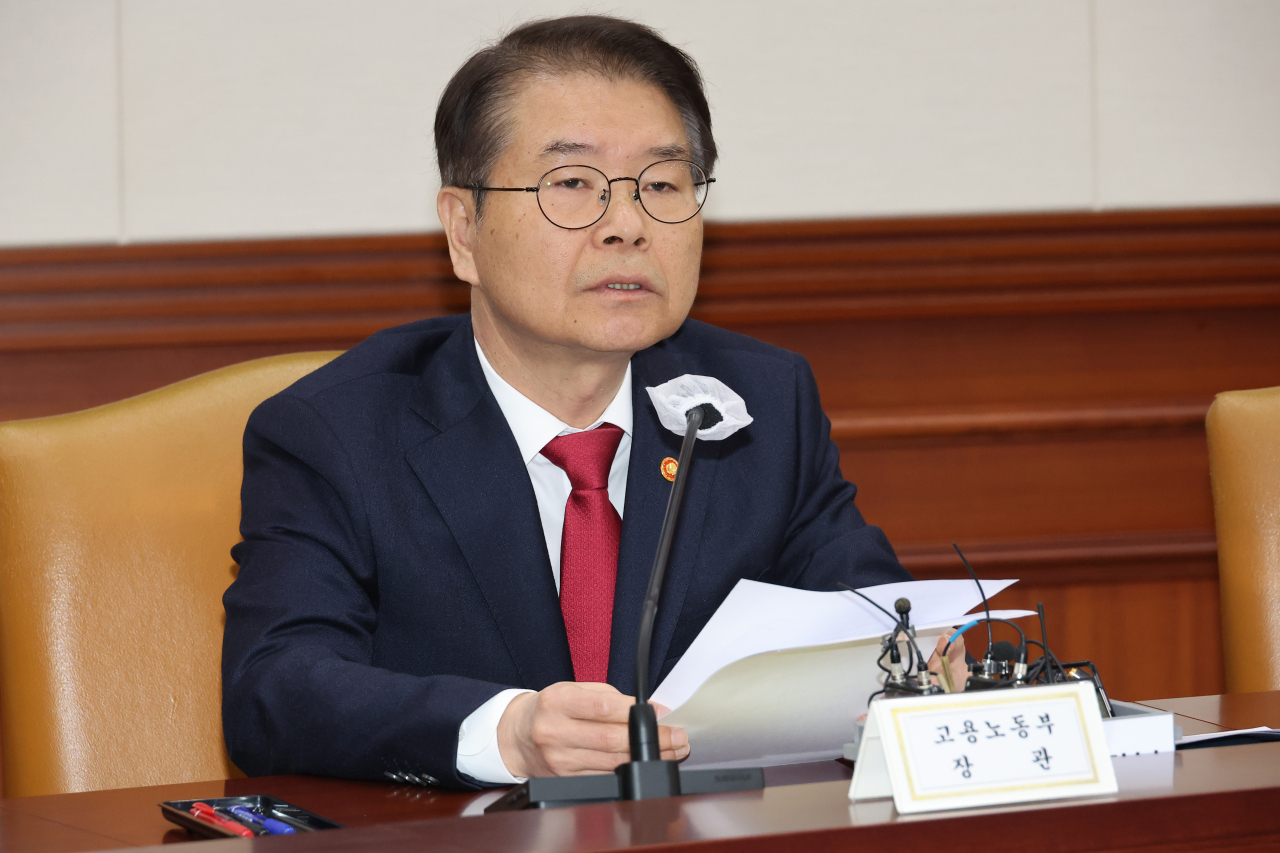 이정식 고용노동부 장관이 8일 정부서울청사에서 열린 비상경제장관회의에 참석해 발언하고 있다. [연합]