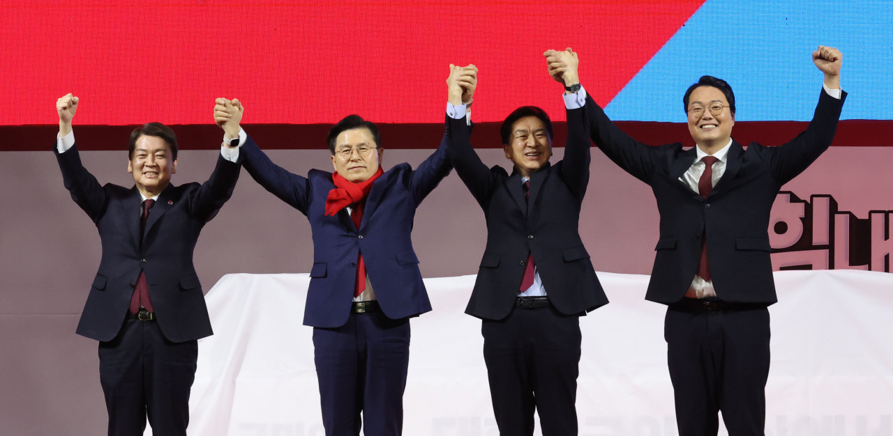 This photo from last Thursday shows the final candidates for the new ruling People Power Party leader attending a joint campaign speech at a stadium in Gyeonggi Province. They are (from left to right) Rep. Ahn Cheol-soo, former Prime Minister Hwang Kyo-ahn, Rep. Kim Gi-hyeon and Chun Ha-ram, an attorney affiliated with ousted chair Lee Jun-seok. (Yonhap)