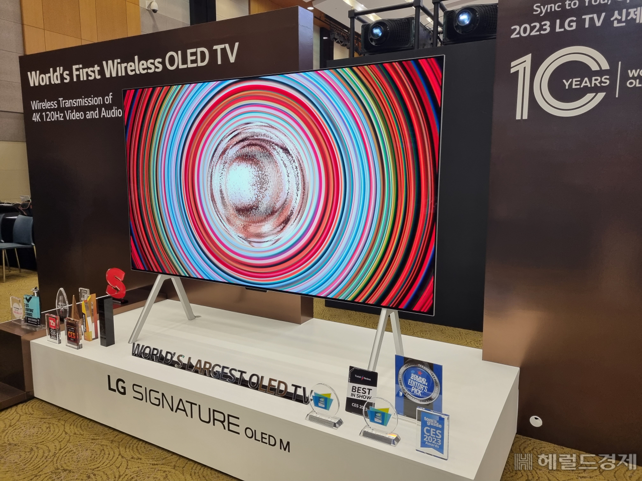 LLG전자는 8일 서초R&D캠퍼스에서 2023년형 LG 올레드 TV 신제품을 공개했다. 사진은 세계 최대 크기인 97형 LG 시그니처 올레드 M. 김민지 기자