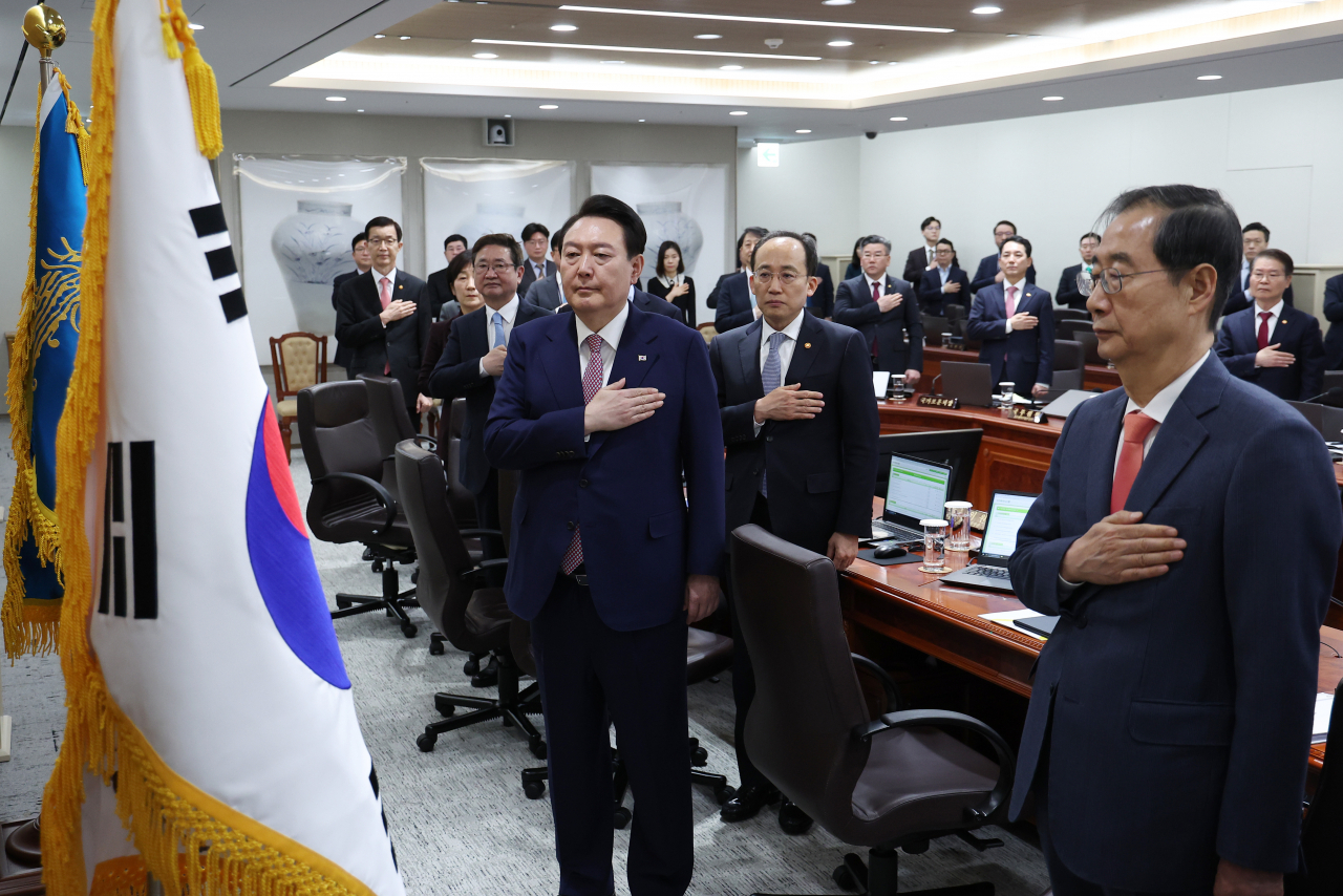 윤석열 대통령이 7일 서울 용산 대통령실 청사에서 열린 국무회의에서 국기에 경례하고 있다. [연합]