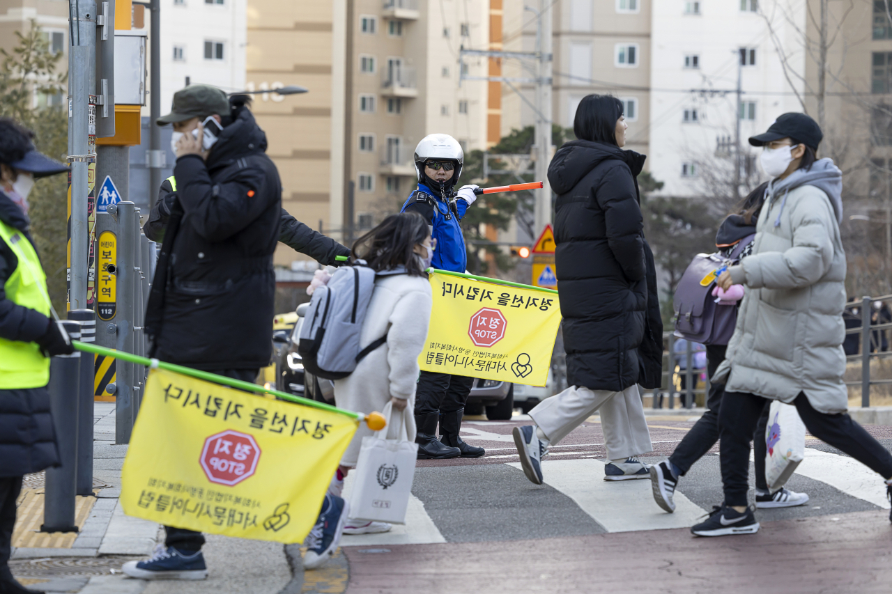 지난 3일 오전 서울 서대문구 연가초등학교 앞에서 경찰이 ‘새 학기 등교 스쿨존 특별단속’을 하고 있다. [연합]