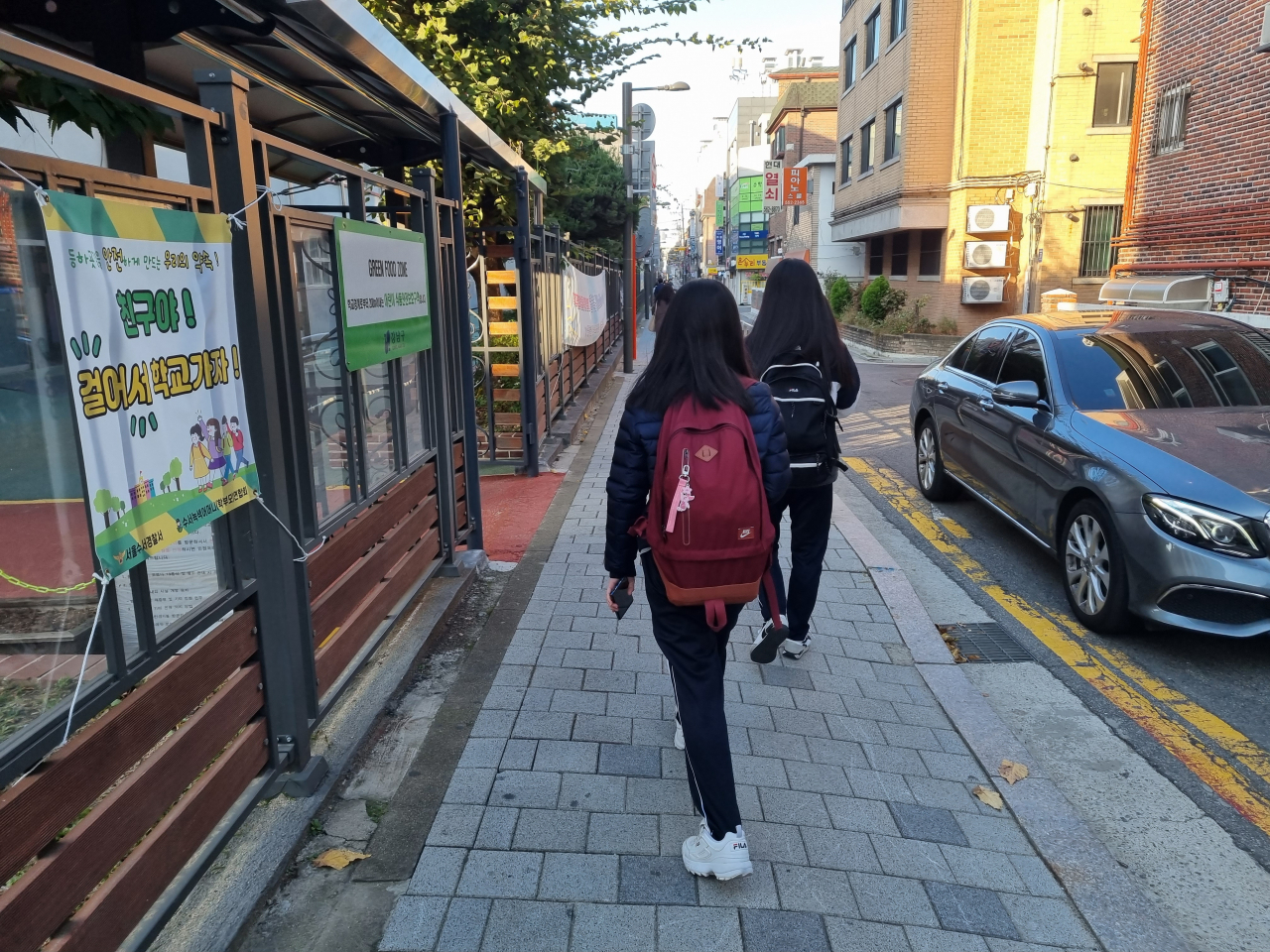 지난해 10월 서울 강남구 도곡초등학교로 등교하는 학생들. 김영철 기자