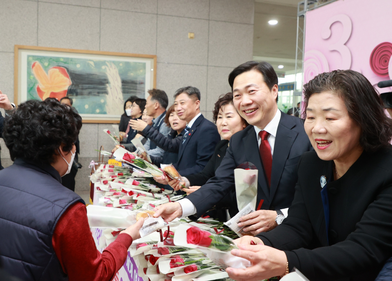 대전시, 여성의 날 상징‘빵과 장미’나눔 행사 개최