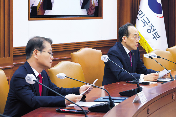 추경호(오른쪽) 경제부총리 겸 기획재정부 장관이 8일 정부서울청사에서 열린 비상경제장관회의를 주재하고 있다. 이정식(왼쪽) 고용노동부 장관은 이날 회의에서 ‘조선업 상생 패키지 지원사업 추진계획’을 보고했다. [연합]