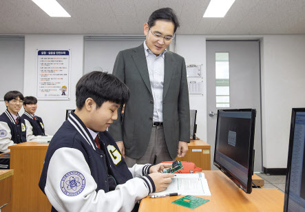 이재용 삼성전자 회장이 7일 경북 구미시에 위치한 구미전자공고를 방문해 수업을 참관하고 있다. [삼성전자 제공]