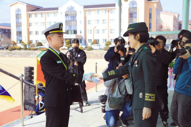 국군간호사관학교 제63기 졸업 및 임관식 행사에서 대통령상을 수상한 김창하(왼쪽) 해군 소위가 국군간호사관학교장(준장 강점숙)으로부터 학위증을 수여받은 후 악수를 하고 있다. [국방부 제공]