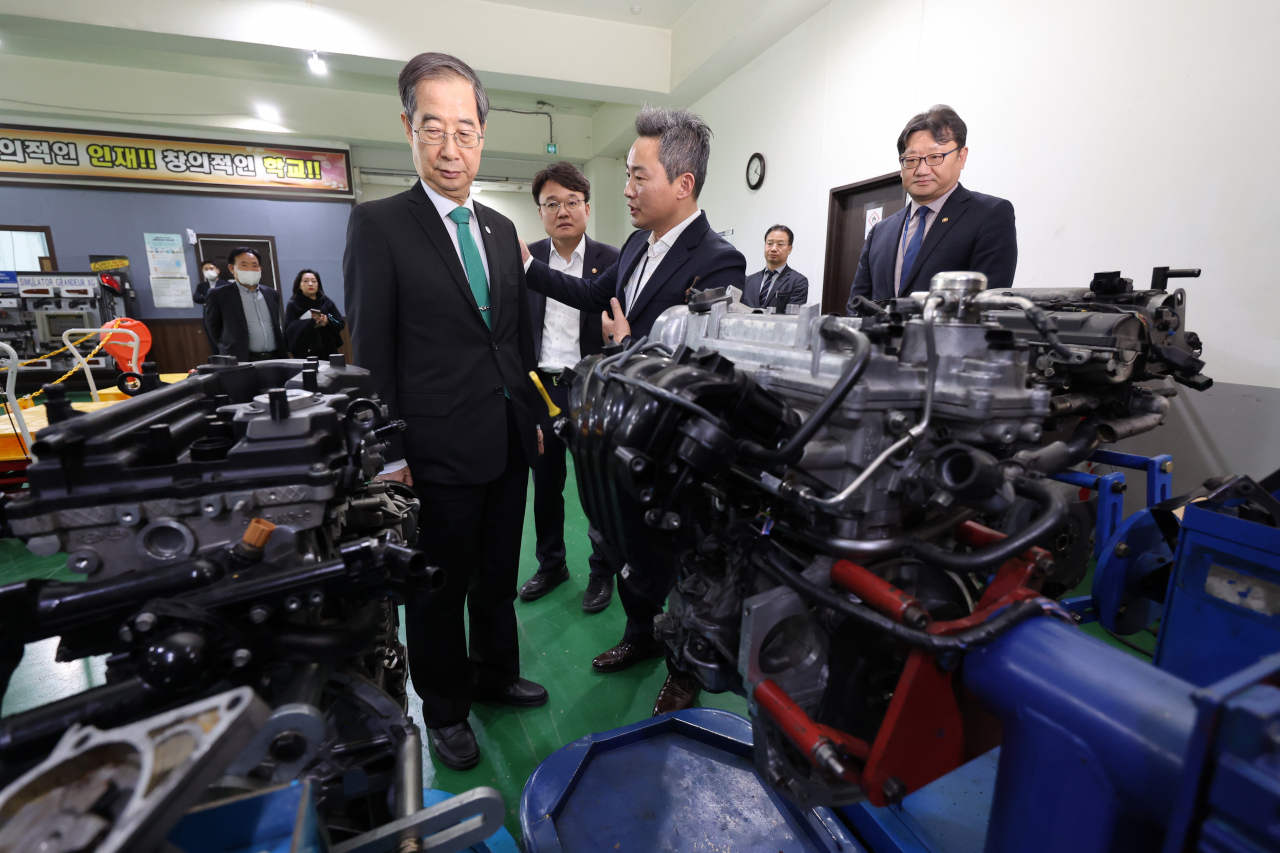 한덕수 국무총리가 8일 오후 직업훈련 현장 및 직업훈련 규제혁신방안 등을 점검하기 위해 대전 현대직업전문학교를 방문, 훈련과정 등을 살펴보고 있다.[연합]