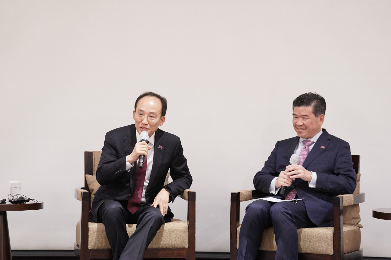 8일 강남구 삼성동 그랜드인터컨티넨탈 서울파르나스에서 주한미국상공회의소(암참)·기획재정부의 주최로 열린 ‘암참 추경호 경제부총리·기획재정부 장관 초청 특별 간담회’에서 추경호(왼쪽) 경제부총리 겸 기획재정부 장관과 제임스 김 암참 회장 겸 대표이사가 대화하는 모습. [암참 제공]