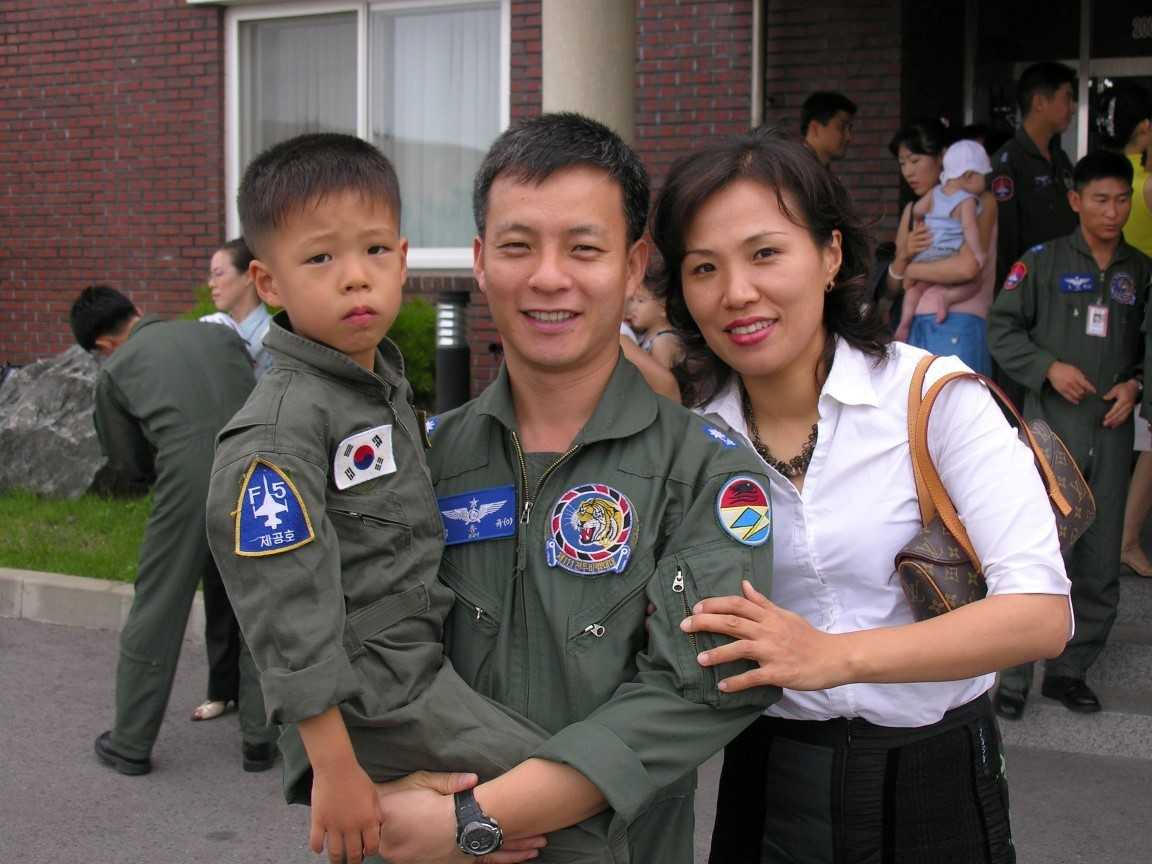 공군사관학교는 8일 사관생도 과정을 수료한 190명의 제71기 졸업 및 임관식을 가졌다. 사진은 이날 임관한 김재영 소위(왼쪽)가 지난 2005년 어린 시절, 현역이었던 아버지 김종유 예비역 중령과 부대행사 중 촬영한 가족사진. [공군 제공]