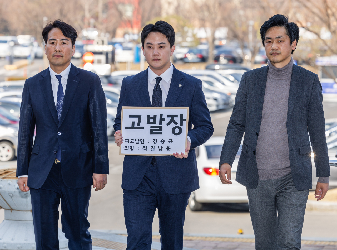 국민의힘 3·8 전당대회 당권주자인 안철수 의원 캠프의 이종철(오른쪽부터) 수석대변인, 김영호 청년대변인, 김동국 대변인이 7일 오후 정부과천청사 내 고위공직자수사처 고발장을 접수하기 위해 이동하고 있다. 안철수 캠프 측은 대통령실 시민사회수석 행정관들의 전당대회 선거 개입 의혹과 관련해 강승규 시민사회수석을 직권남용 혐의로 공수처에 고발했다. [연합]