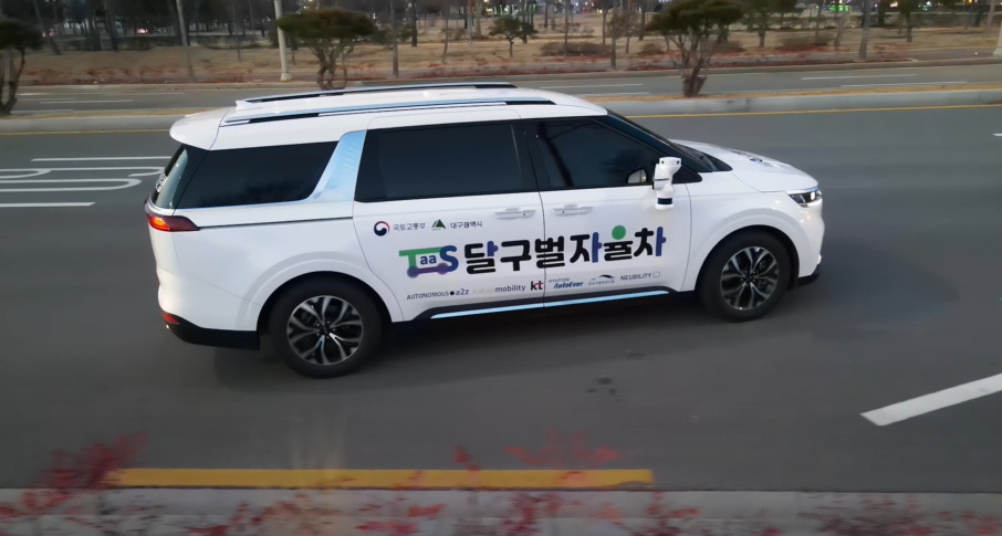 오토노머스에이투지가 대구 현풍읍 지역에서 운행하고 있는 자율주행 카니발. [오토노머스에이투지 유튜브 갈무리]