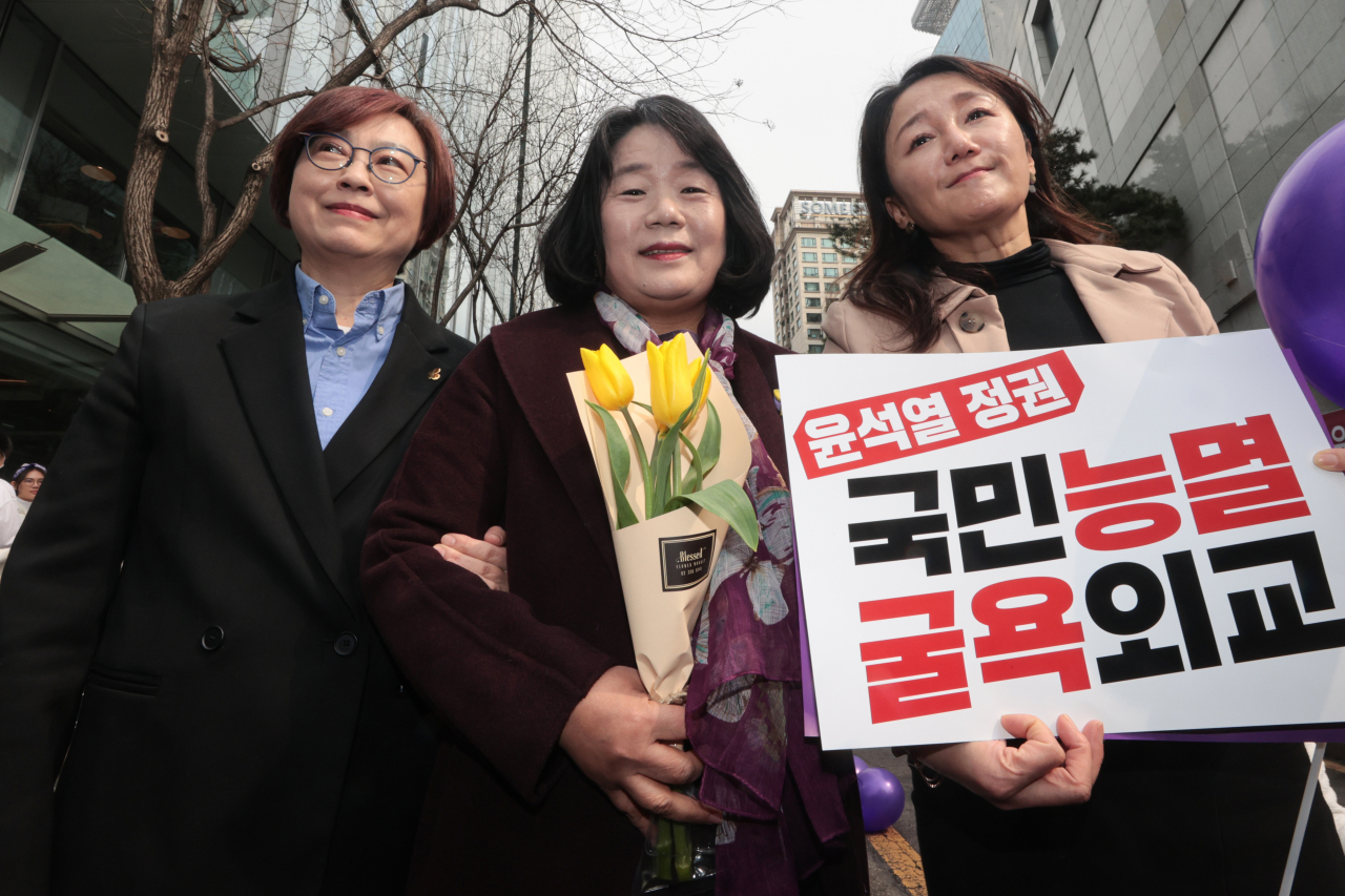 무소속 윤미향 의원(가운데)과 이나영 정의기억연대 이사장(왼쪽), 더불어민주당 이재정 의원이 8일 오후 서울 종로구 옛 일본대사관 인근에서 열린 일본군 성노예제 해결을 위한 제1586차 수요시위에 참석하고 있다. [연합]