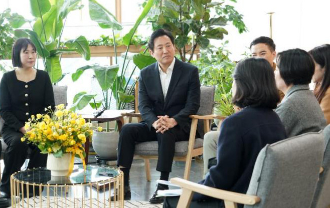 서울시가 소득을 따지지 않고 난임 부부에게 인공수정이나 시험관(체외수정) 비용을 지원하는 '난임 지원 확대 계획'을 추진한다고 8일 밝혔다. 사진은 난임 문제에 대해 관계자들과 간담회 하는 오세훈 서울시장. 연합뉴스