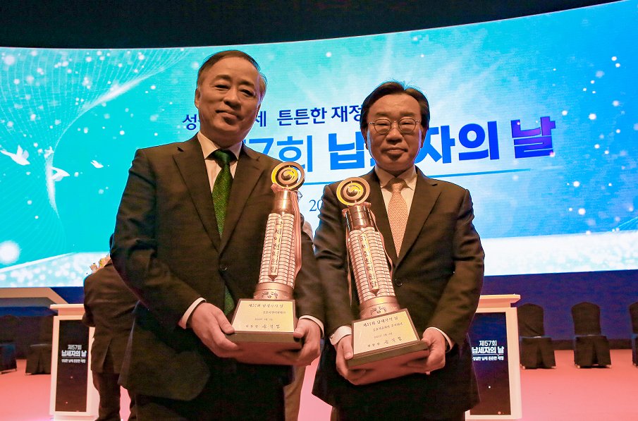 백종훈(오른쪽) 금호석유화학 대표와 신우성 금호피앤비화학 대표가 고액납세의 탑 선정 기념촬영을 하고 있다. [금호석유화학그룹 제공]