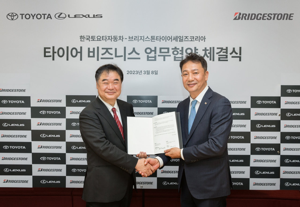 콘야마 마나부(왼쪽) 한국토요타자동차 대표이사와 김헌영 브리지스톤 타이어 세일즈 코리아 대표이사가 타이어 공급 업무협약을 체결하고 기념사진을 촬영하고 있다. [한국토요타자동차 제공]