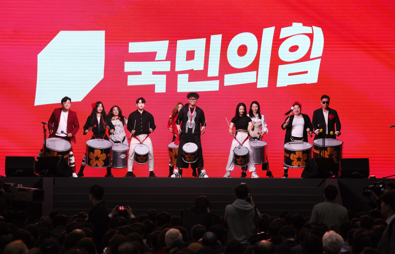 8일 오후 경기도 고양시 일산 킨텍스에서 열린 국민의힘 제3차 전당대회에서 식전 공연이 펼쳐지고 있다. [연합]