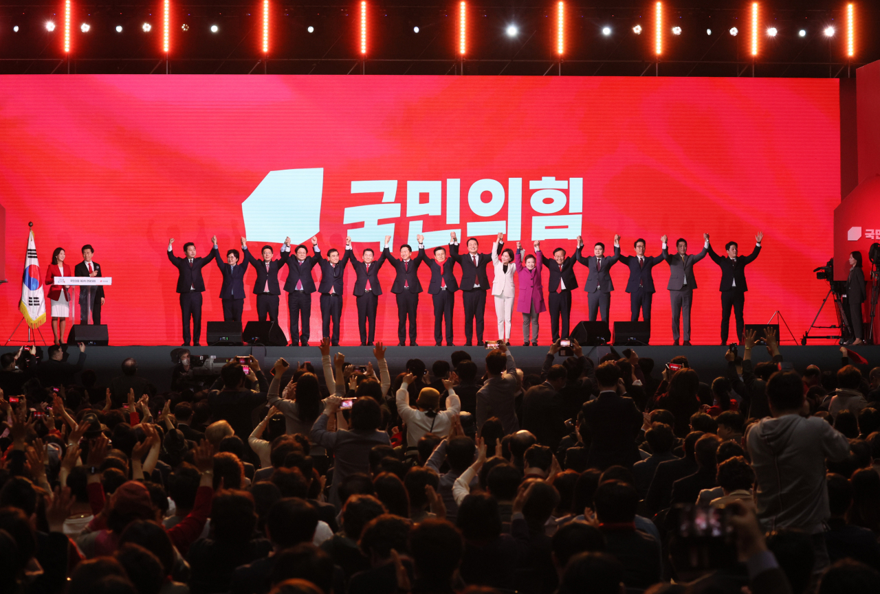 8일 오후 경기도 고양시 일산 킨텍스에서 열린 국민의힘 제3차 전당대회에서 당 대표와 최고위원 후보들이 손을 맞잡고 대의원들을 향해 인사하고 있다. [연합]