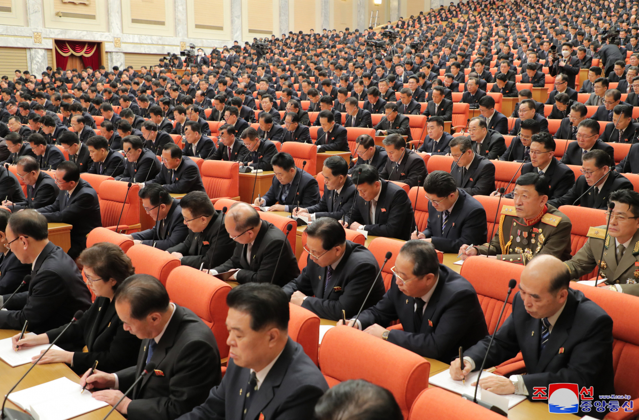 북한이 지난 1일 농촌발전 전략과 경제 활성화 방안 마련을 위한 노동당 중앙위원회 제8기 제7차 전원회의 확대회의를 마무리했다. 2일 조선중앙통신에 따르면 김정은 국무위원장은 농촌정책을 다룬 첫번째 의정에 대한 '결론'에서 "농업 생산량을 늘이기 위해 농사 지도에서 편파성을 극복하고 전반을 책임지는 균형성을 보장하는데 주목을 돌리며 모든 농장들에서 정보당 수확고를 높이도록 하는데 중심을 두고 투쟁하는 것이 중요한 농업생산지도 원칙으로 되여야 한다"고 밝혔다. 사진은 회의장 모습. [연합]