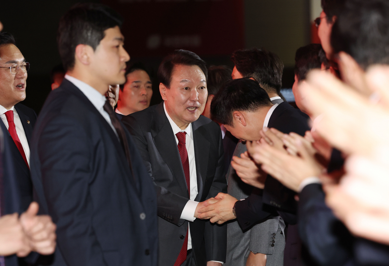 윤석열 대통령이 8일 경기도 고양시 킨텍스에서 열린 국민의힘 제3차 전당대회에 입장하며 김기현 당대표 후보 등과 차례로 인사하고 있다. [연합]
