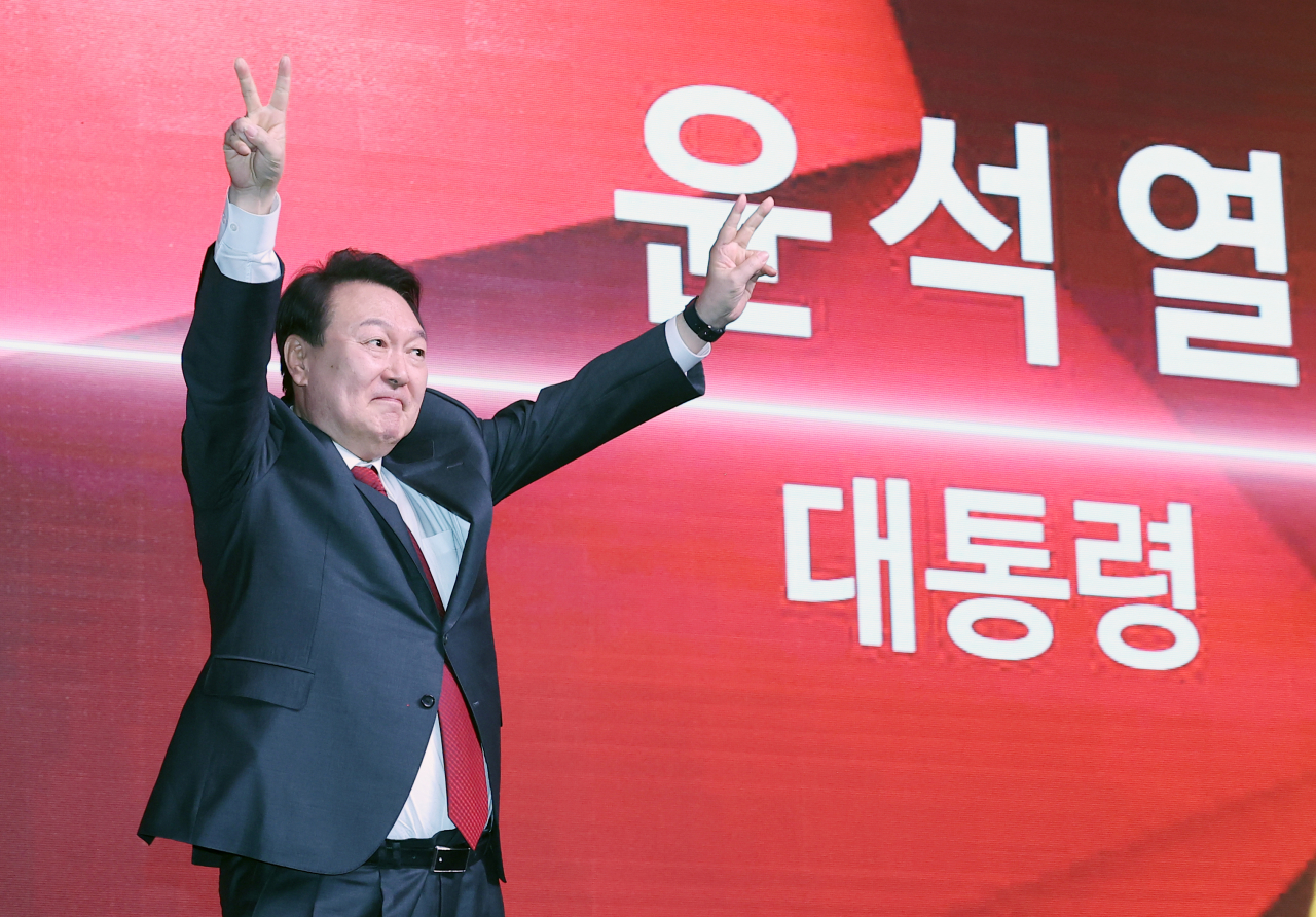 윤석열 대통령이 8일 경기도 고양시 킨텍스에서 열린 국민의힘 제3차 전당대회에서 축사에 앞서 인사하고 있다. [연합]