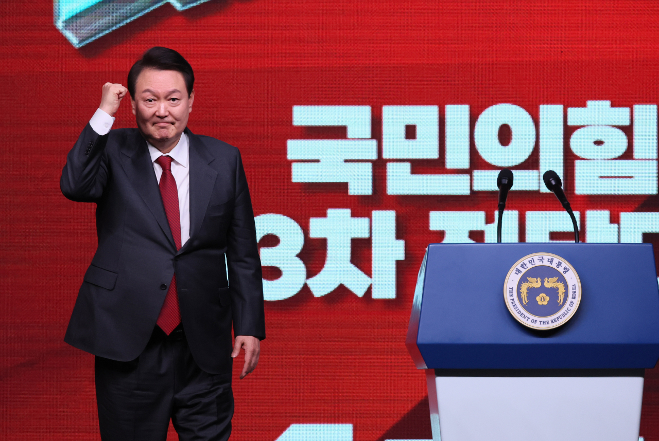 윤석열 대통령이 8일 오후 경기도 고양시 일산 킨텍스에서 열린 국민의힘 제3차 전당대회에서 축사를 마친 뒤 인사하고 있다. [연합]