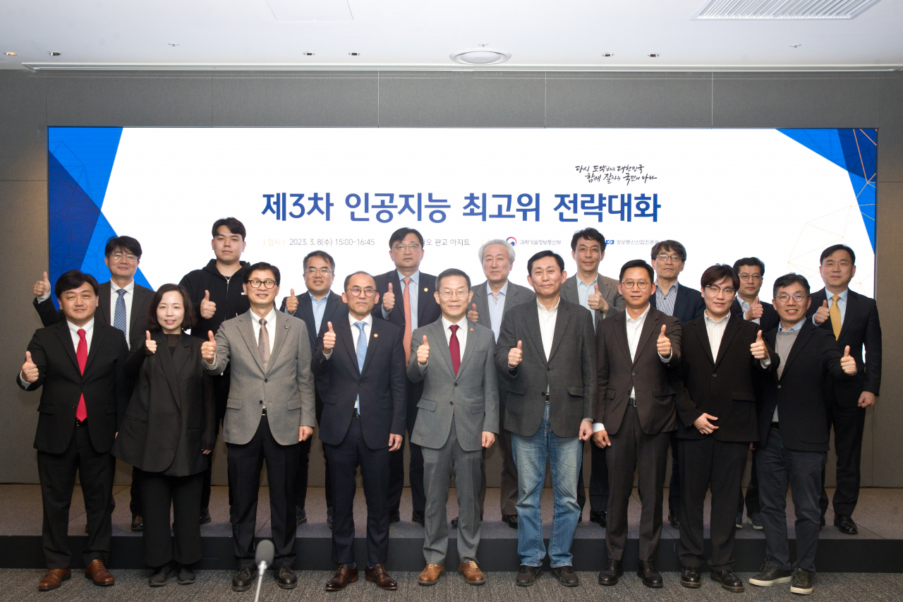 이종호 과학기술정보통신부 장관이 8일 오후 경기도 성남시 분당구 카카오판교아지트에서 열린 '제3차 인공지능 최고위 전략대화' 에서 기념촬영하고 있다. 앞줄 왼쪽 네 번째부터 고학수 개인정보보호위원회 위원장, 이종호 과학기술정보통신부 장관, 고진 디지털플랫폼정부위원회 위원장. [과학기술정보통신부 제공]