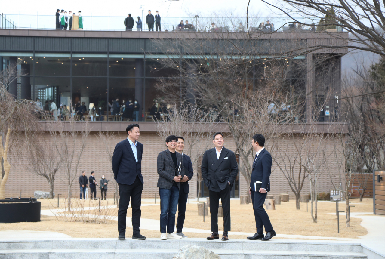 정용진 신세계그룹 부회장이 8일 오후 서울 은평구 스타벅스 더북한산점을 방문한 모습. [신세계그룹 제공]