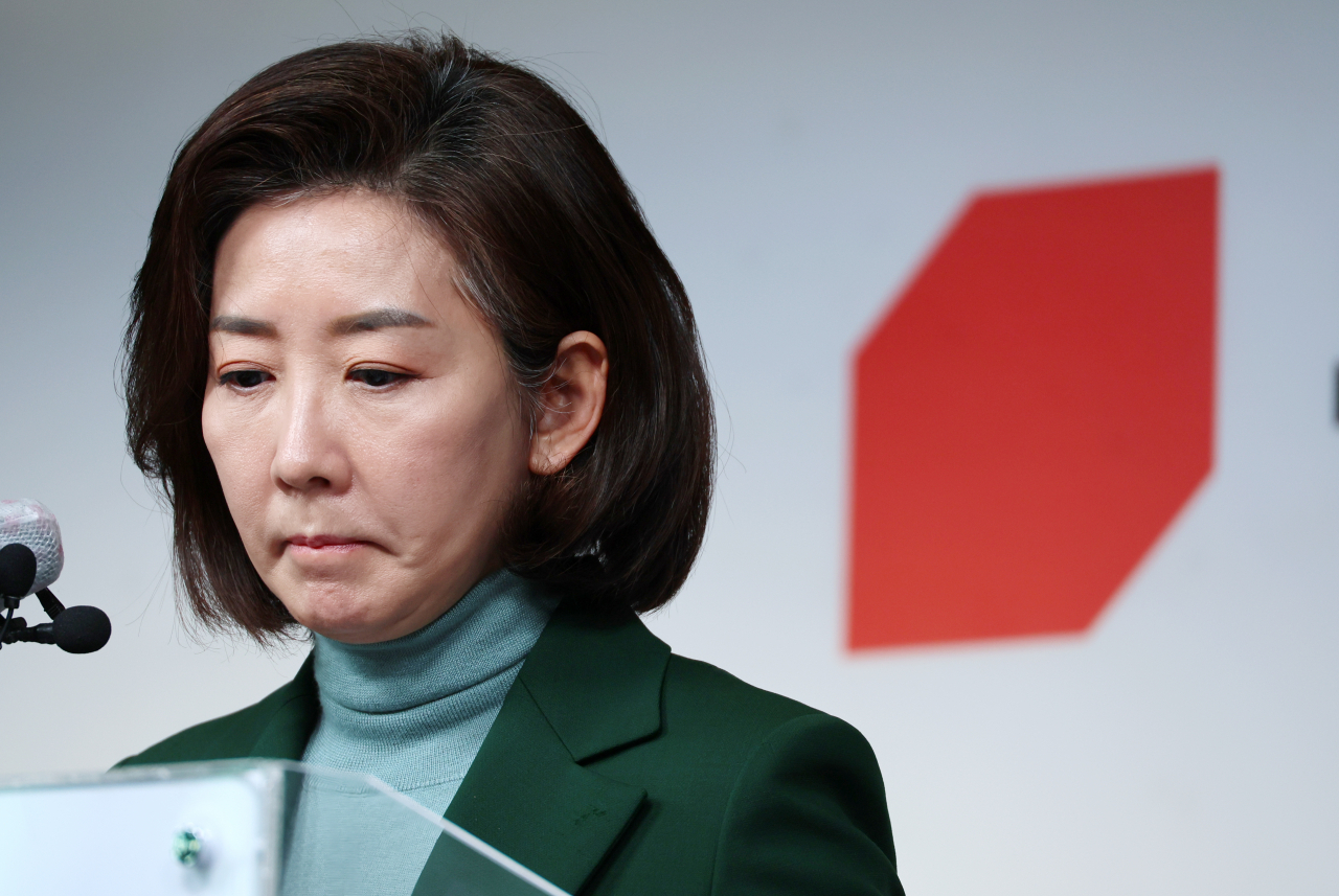 국민의힘 나경원 전 의원이 1월25일 오전 서울 여의도 국민의힘 당사에서 기자회견을 열고 전당대회 불출마를 선언한 뒤 취재진 질문을 받고 있다. [연합]