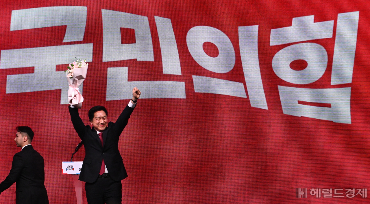국민의힘 제3차 전당대회가 8일 경기도 고양시 킨텍스에서 열린 가운데 당대표에 선출된 김기현 신임 당대표가 환호하고 있다. 고양=임세준 기자