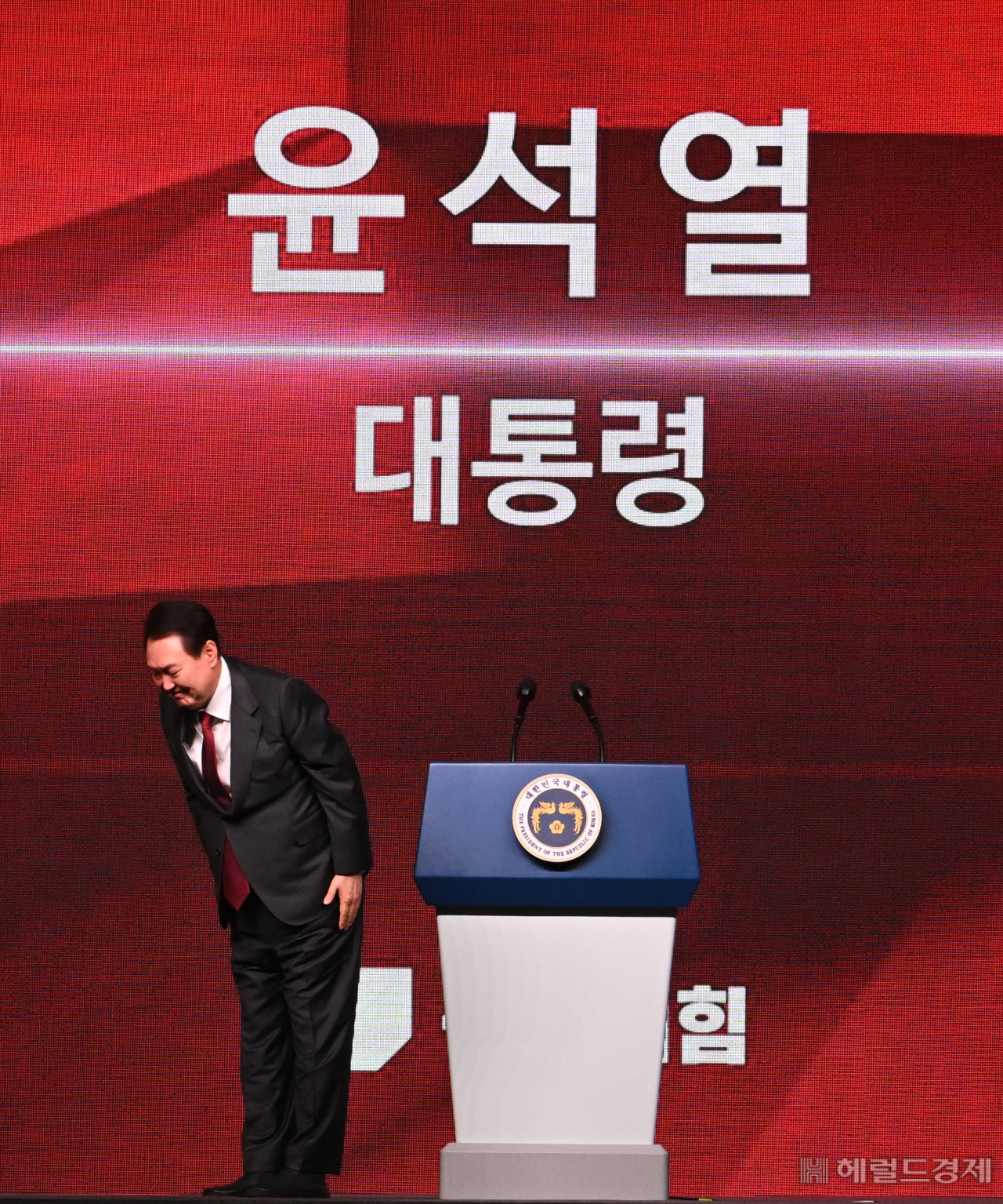 국민의힘 제3차 전당대회가 8일 경기도 고양시 킨텍스에서 열린 가운데 윤석열 대통령이 참석해 당원들을 향해 인사하고 있다. 고양=임세준 기자