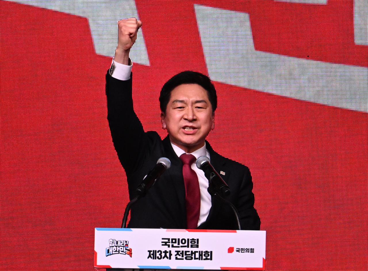 국민의힘 제3차 전당대회가 8일 경기도 고양시 킨텍스에서 열린 가운데 당대표에 선출된 김기현 신임 당대표가 당원들을 향해 인사하고 있다. 고양=임세준 기자