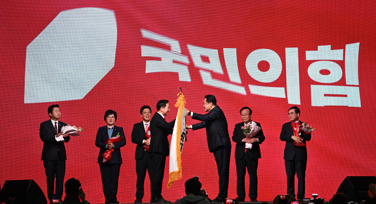 국민의힘 제3차 전당대회가 8일 경기도 고양시 킨텍스에서 열린 가운데 당대표에 선출된 김기현 신임 당대표가 정진석 비대위원장으로 부터 당기를 인계받고 있다. 고양=임세준 기자
