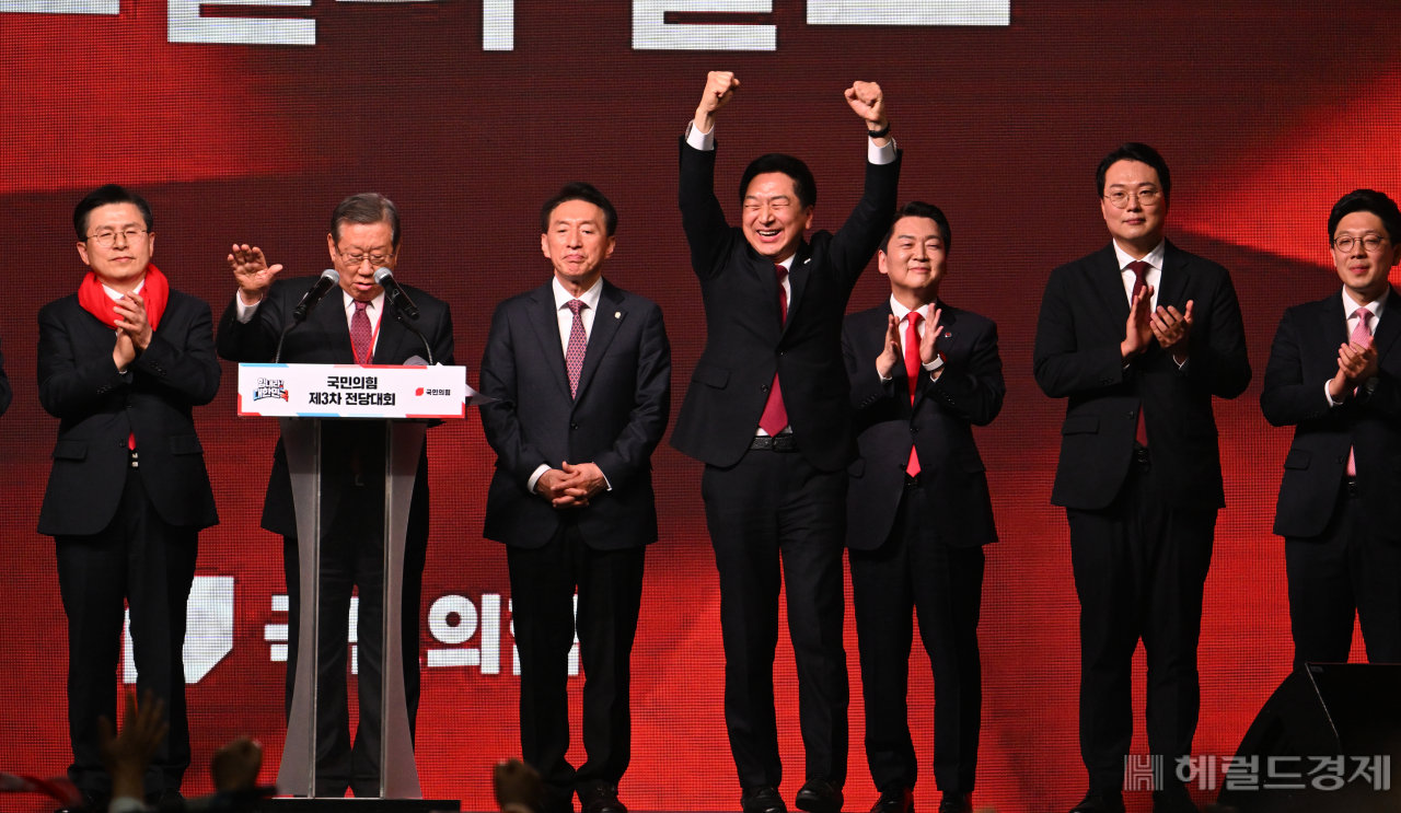 국민의힘 제3차 전당대회가 8일 경기도 고양시 킨텍스에서 열린 가운데 당대표에 선출된 김기현 신임 당대표가 환호하고 있다. 고양=임세준 기자