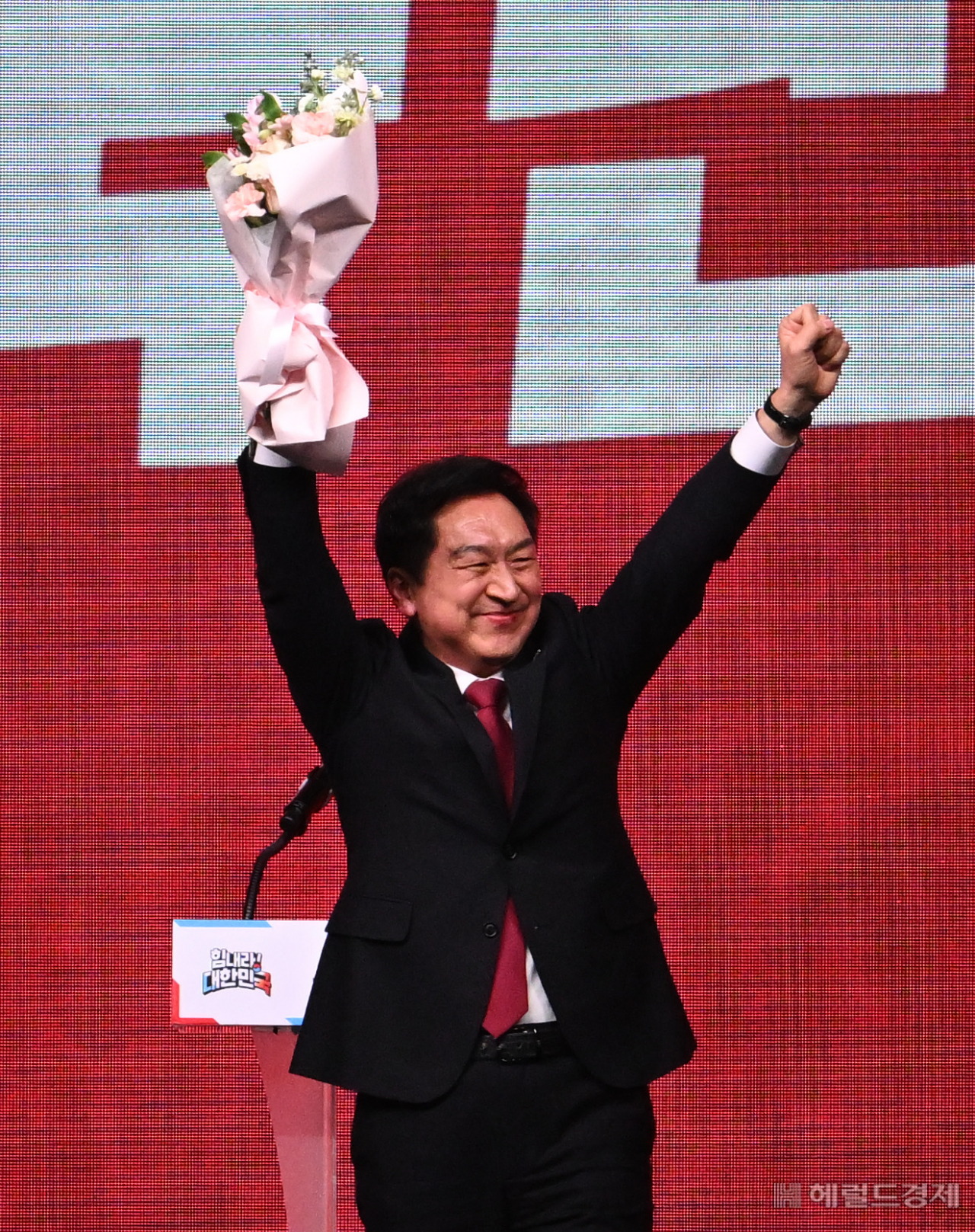 국민의힘 제3차 전당대회가 8일 경기도 고양시 킨텍스에서 열린 가운데 당대표에 선출된 김기현 신임 당대표가 환호하고 있다. 고양=임세준 기자