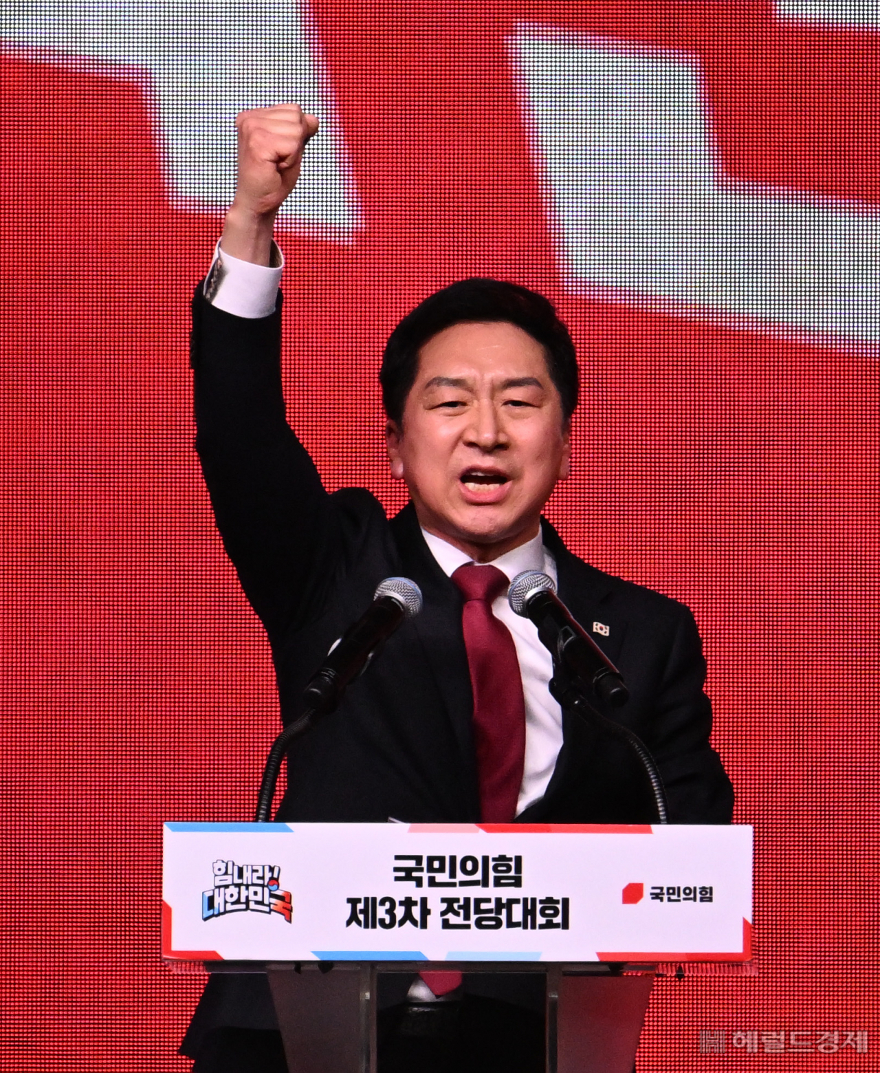 국민의힘 제3차 전당대회가 8일 경기도 고양시 킨텍스에서 열린 가운데 당대표에 선출된 김기현 신임 당대표가 당원들을 향해 인사하고 있다. 고양=임세준 기자