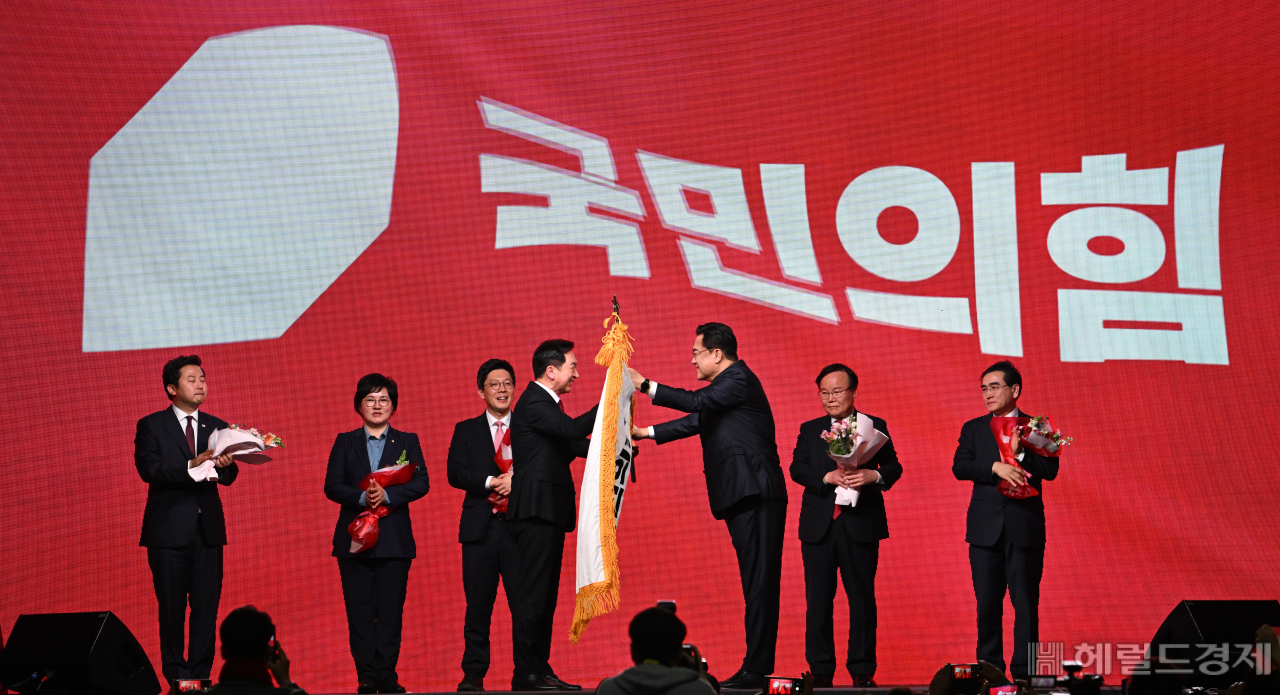 국민의힘 제3차 전당대회가 8일 경기도 고양시 킨텍스에서 열린 가운데 당대표에 선출된 김기현 신임 당대표가 정진석 비대위원장으로 부터 당기를 인계받고 있다. 고양=임세준 기자