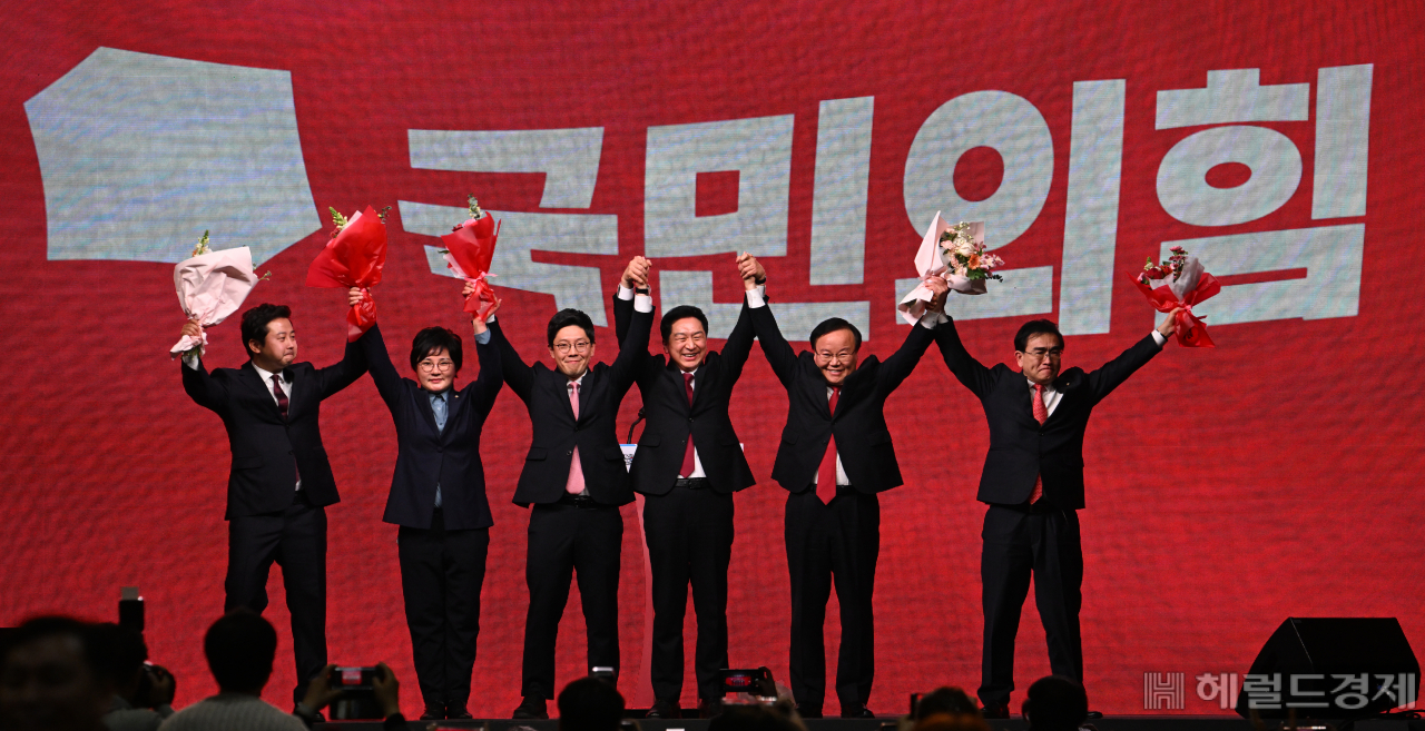 8일 경기 일산 킨텍스에서 열린 국민의힘 전당대회에서 당선된 후보들이 8일 오후 두 팔을 번쩍 들어 올려보이고 있다. 왼쪽부터 장예찬 청년최고위원 당선인, 조수진 최고위원 당선인, 김병민 최고위원 당선인, 김기현 당대표 당선인, 김재원 최고위원 당선인, 태영호 최고위원 당선인. [임세준 기자]