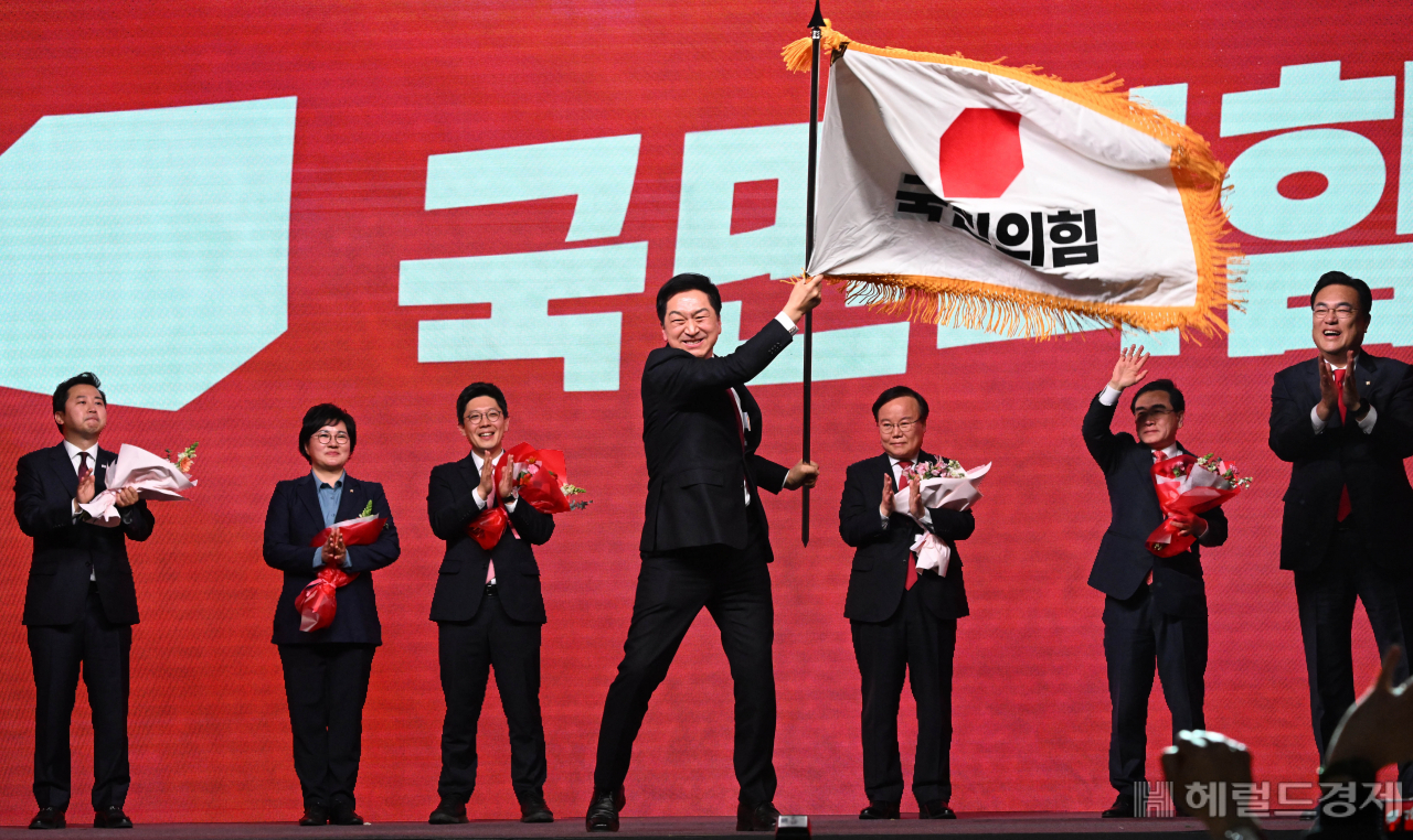 국민의힘 제3차 전당대회가 8일 경기도 고양시 킨텍스에서 열린 가운데 당대표에 선출된 김기현 신임 당대표가 정진석 비대위원장으로 부터 당기를 인계받은 후 힘차게 흔들고 있다. 고양=임세준 기자