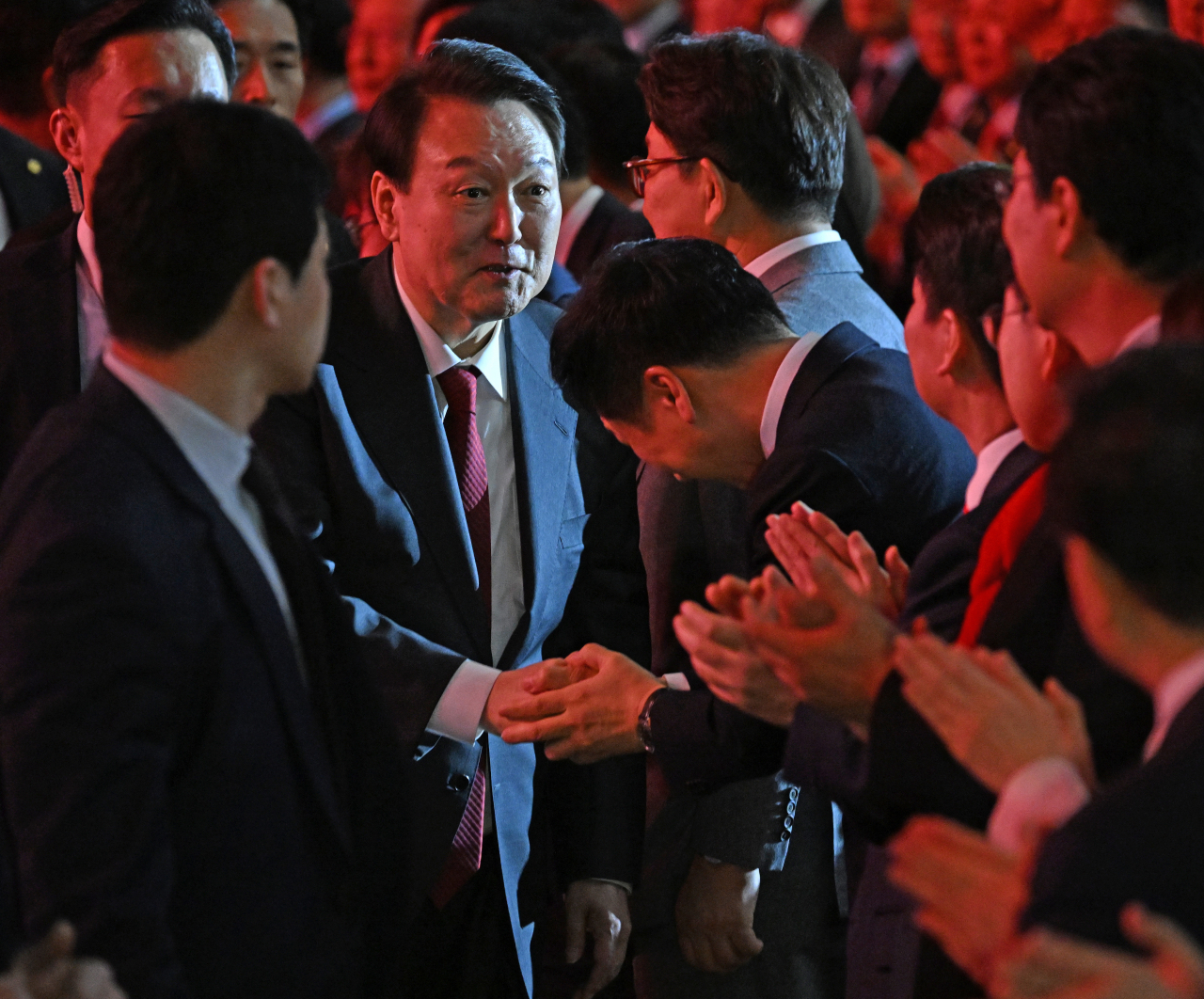 윤석열 대통령이 지난 8일 경기도 고양시 일산 킨텍스에서 열린 국민의힘 제3차 전당대회에 참석하며 김기현 당대표 후보와 인사를 나누고 있다. [연합]