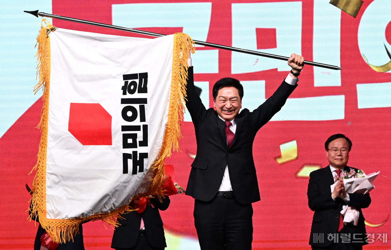 국민의힘 제3차 전당대회가 8일 경기도 고양시 킨텍스에서 열린 가운데 당대표에 선출된 김기현 신임 당대표가 정진석 비대위원장으로 부터 당기를 인계받은 후 힘차게 흔들고 있다. 고양=임세준 기자