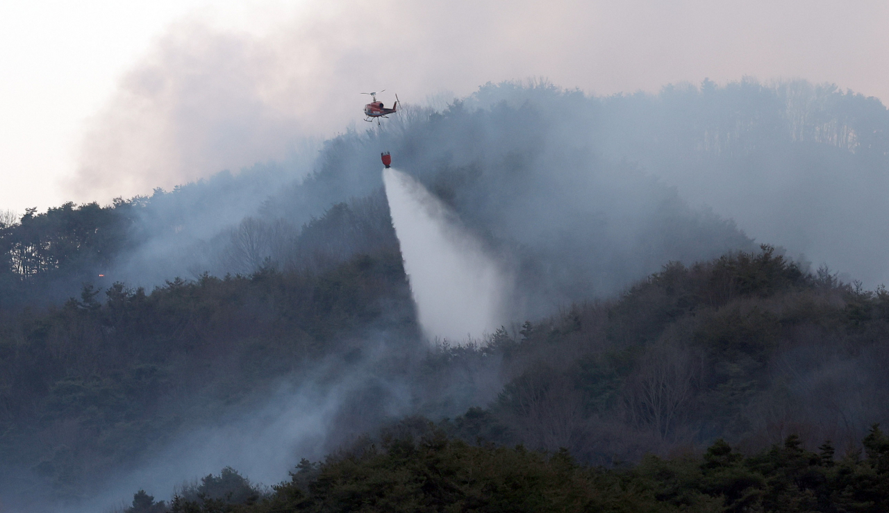 산림 당국이 8일 오후 경남 합천군 월평리 일원 야산에서 발생한 산불을 진화하고 있다. [연합]