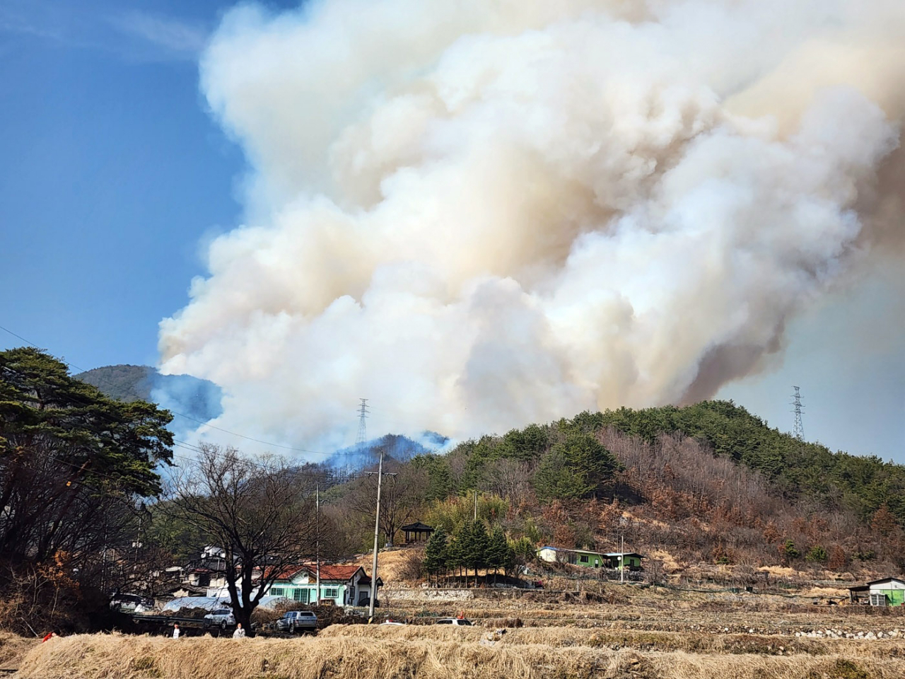 8일 오후 경남 합천군 월평리 일원 야산에서 불이나 연기가 발생하고 있다. [연합]