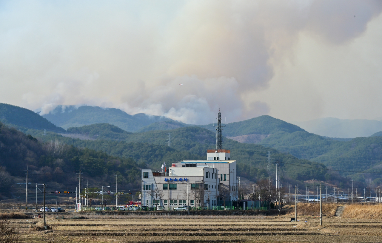8일 오후 1시 59분께 경남 합천군 월평리 일원 야산에서 불이나 연기가 발생하고 있다. [연합]