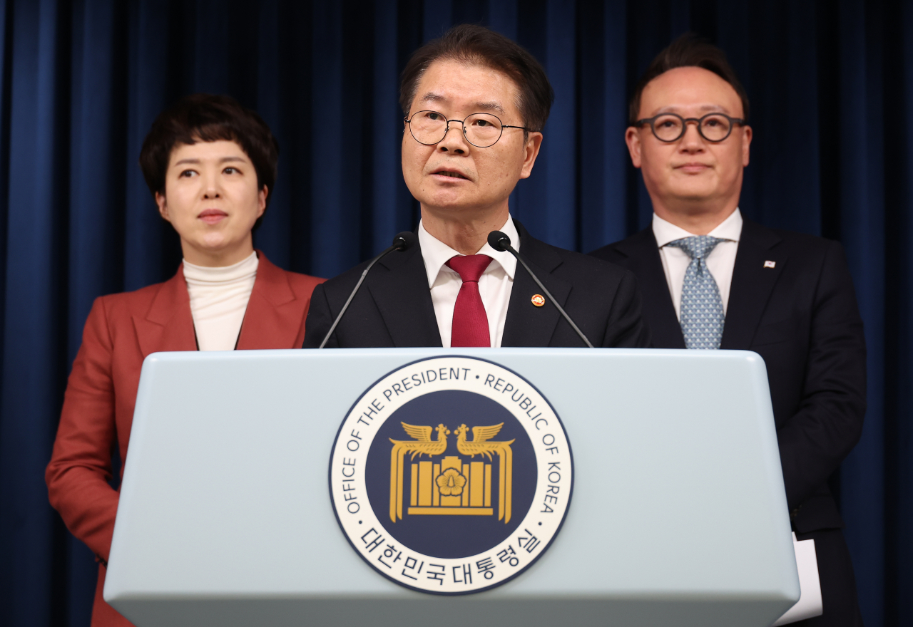 이정식(가운데) 고용노동부 장관과 안상훈(오른쪽) 대통령실 사회수석, 김은혜 홍보수석이 서울 용산 대통령실 청사에서 ‘노조 회계 공개’ 관련 브리핑을 하고 있다. [연합]
