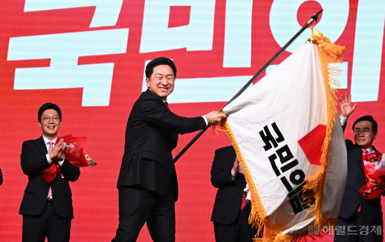 국민의힘 제3차 전당대회가 8일 경기도 고양시 킨텍스에서 열린 가운데 당대표에 선출된 김기현 신임 당대표가 정진석 비대위원장으로 부터 당기를 인계받은 후 힘차게 흔들고 있다. 고양=임세준 기자