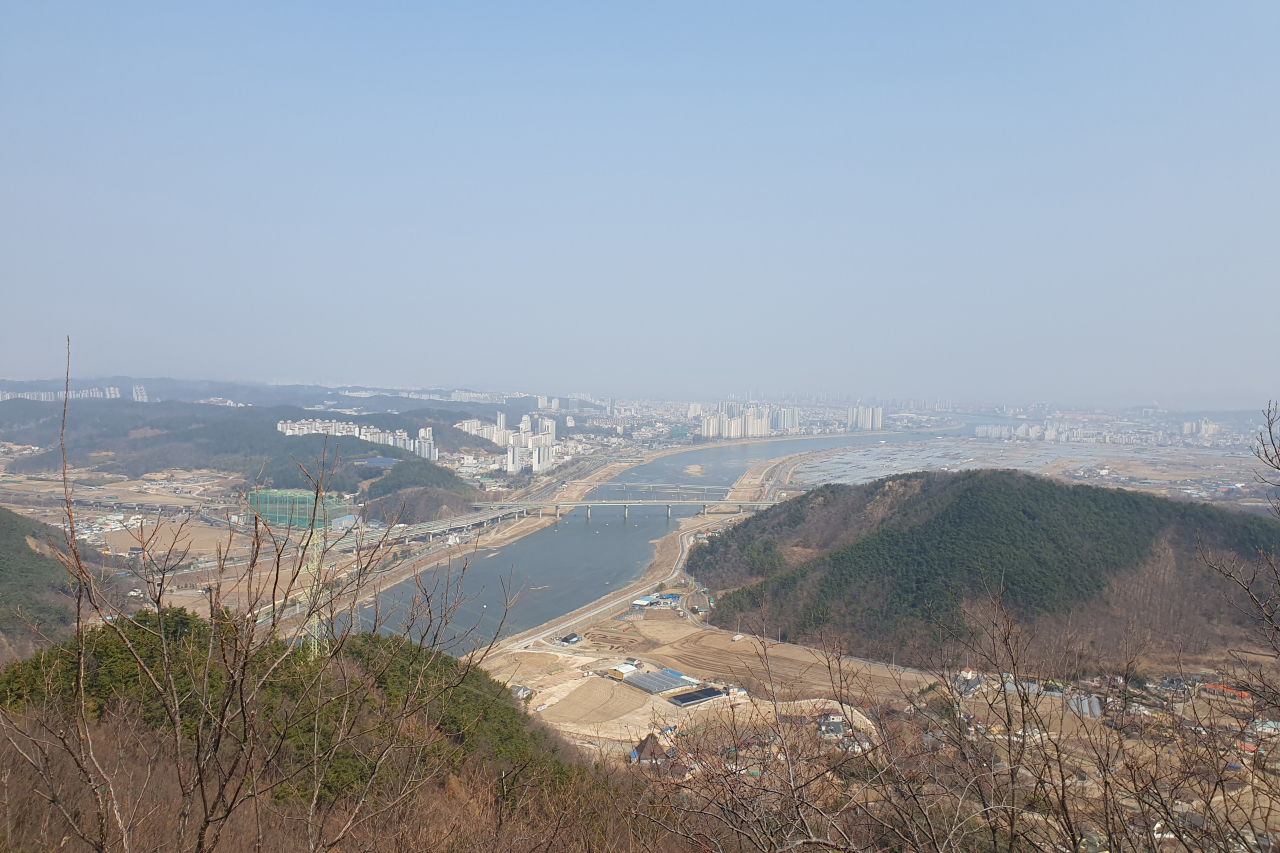 미세먼지가 '나쁨' 수준을 보인 7일 오후 경북 경주시[연합]
